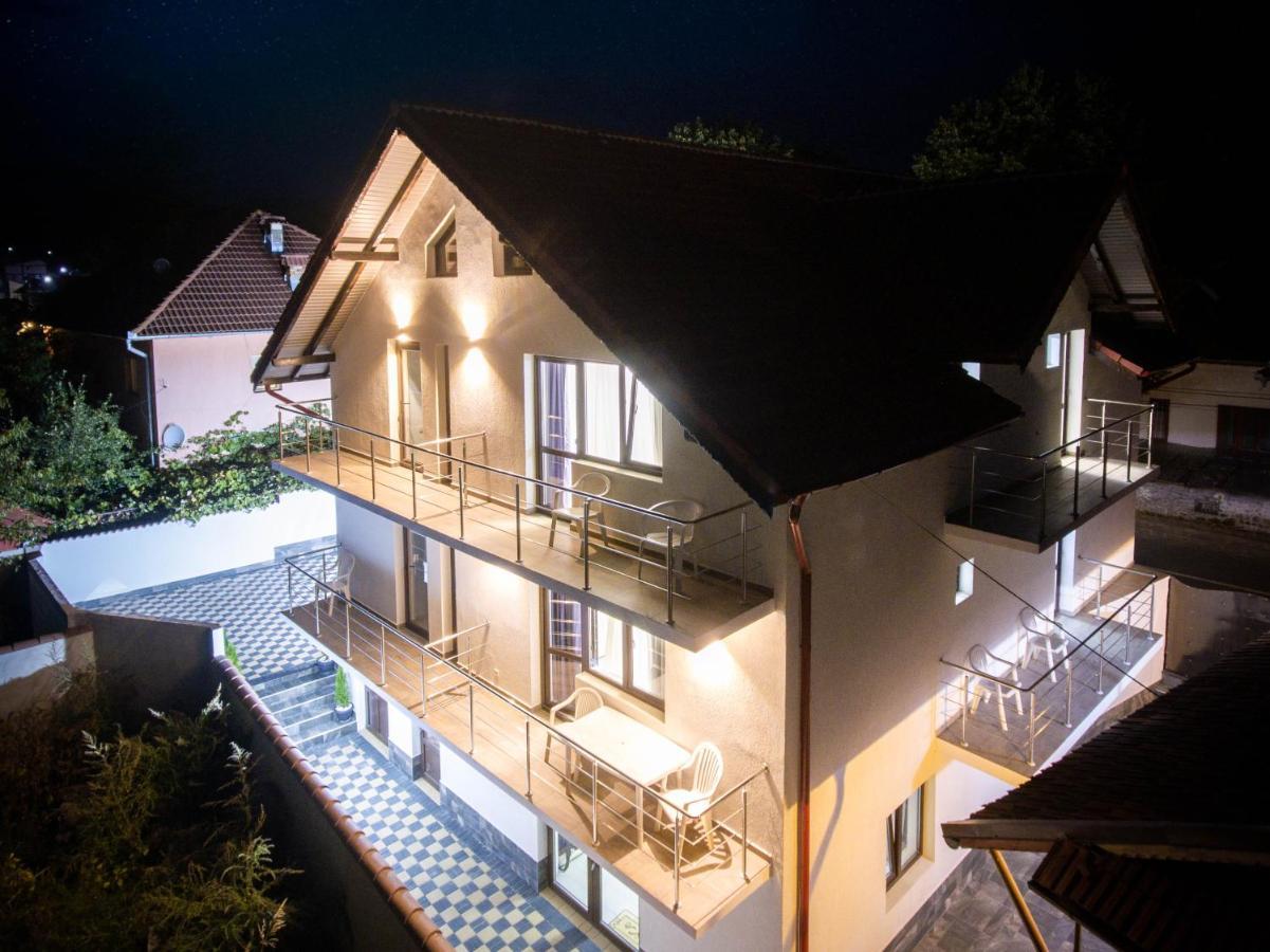 Pensiunea D & Ylan Hotel Novaci-Străini Exterior photo