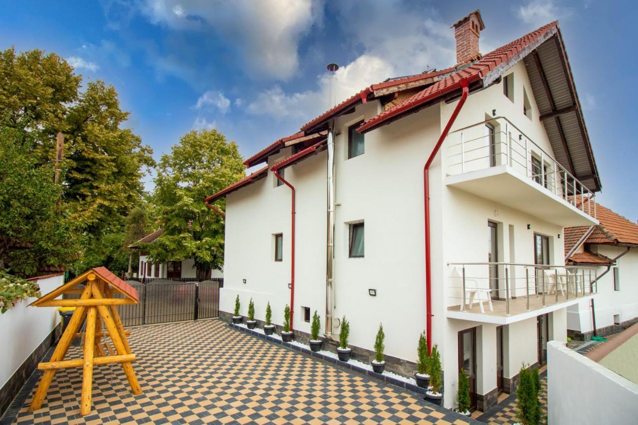 Pensiunea D & Ylan Hotel Novaci-Străini Exterior photo