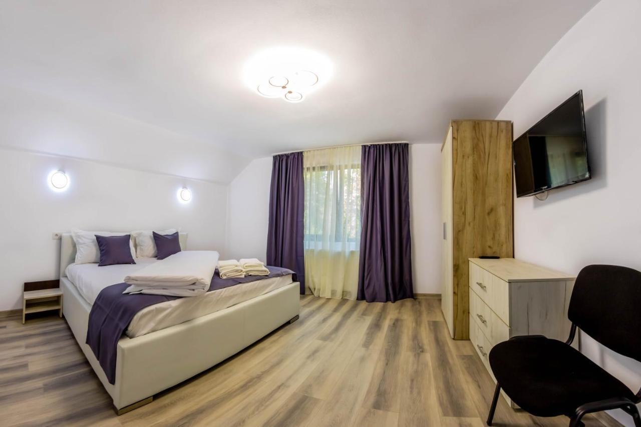Pensiunea D & Ylan Hotel Novaci-Străini Exterior photo