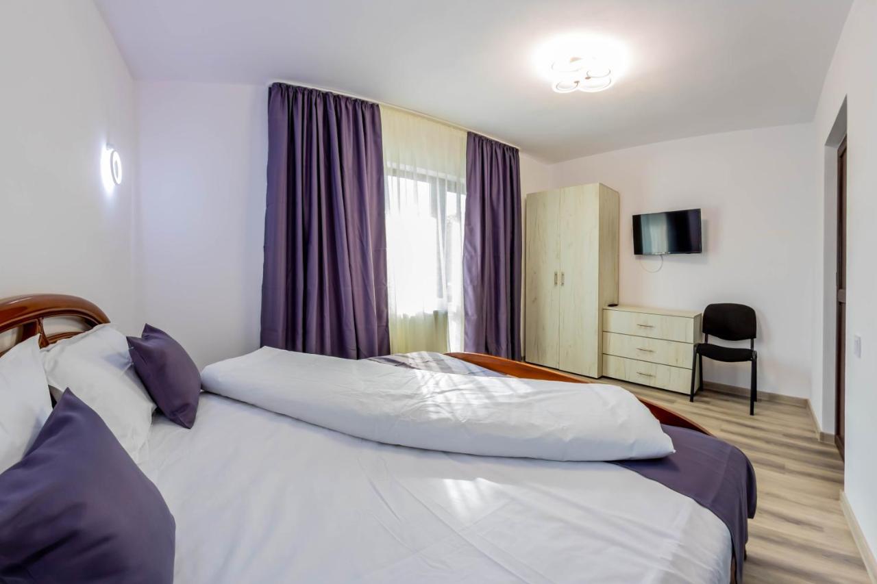 Pensiunea D & Ylan Hotel Novaci-Străini Exterior photo