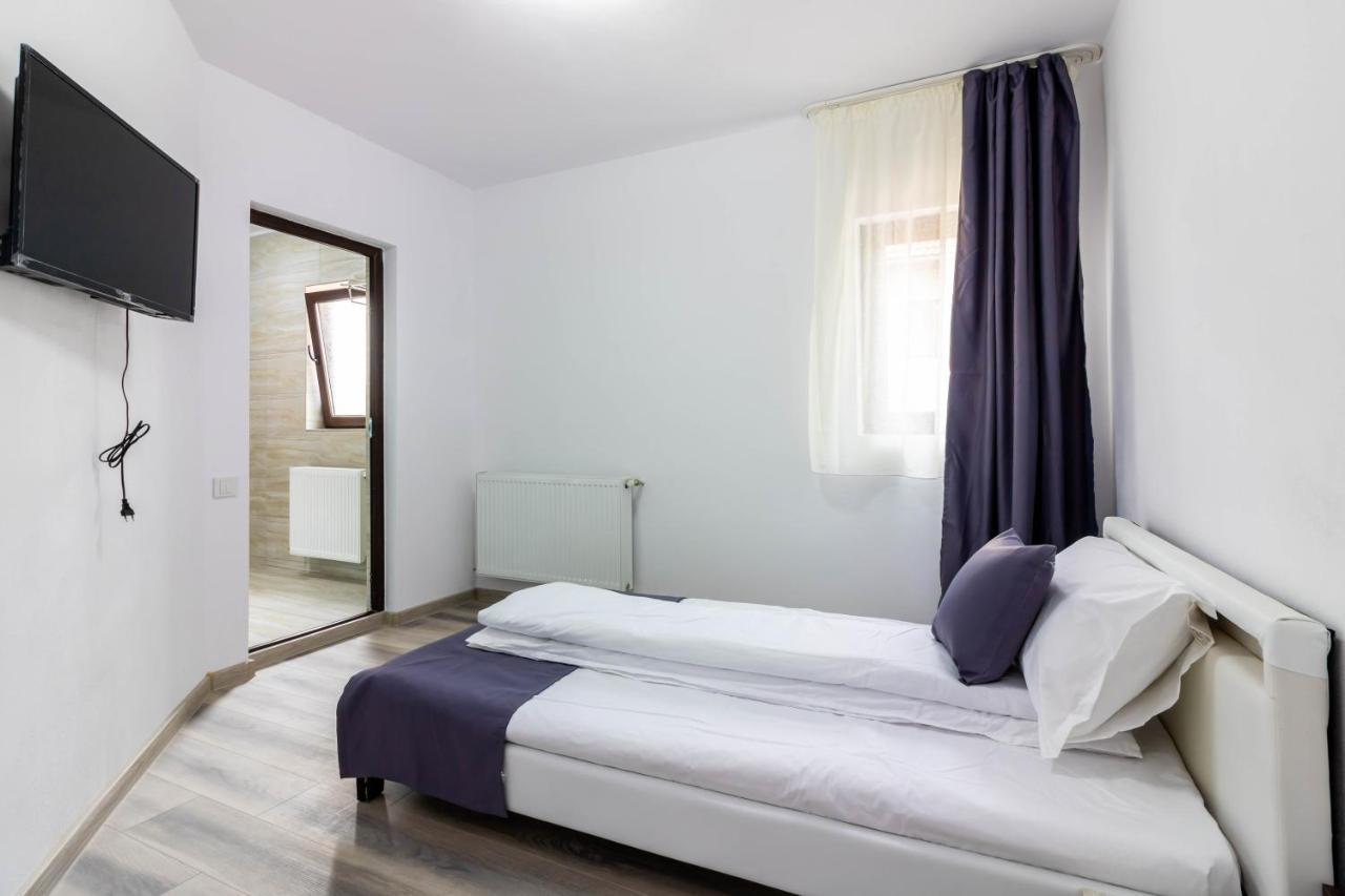 Pensiunea D & Ylan Hotel Novaci-Străini Exterior photo