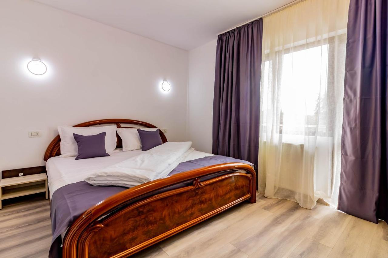 Pensiunea D & Ylan Hotel Novaci-Străini Exterior photo
