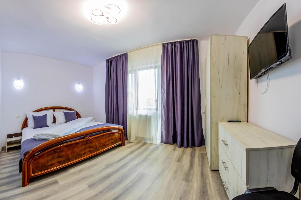 Pensiunea D & Ylan Hotel Novaci-Străini Exterior photo
