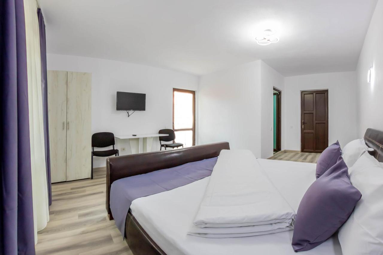 Pensiunea D & Ylan Hotel Novaci-Străini Exterior photo