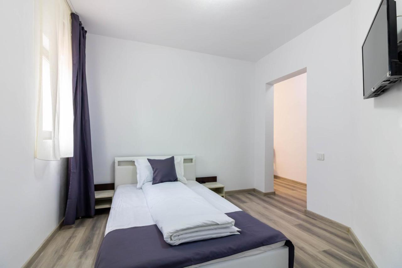 Pensiunea D & Ylan Hotel Novaci-Străini Exterior photo
